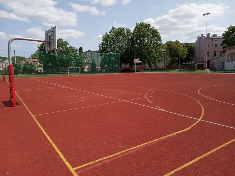 Na zdjęciu boisko w Szkole Podstawowej nr 8