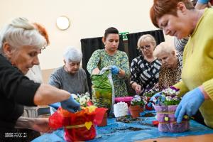 Seniorzy wzięli udział w warsztatach florystycznych